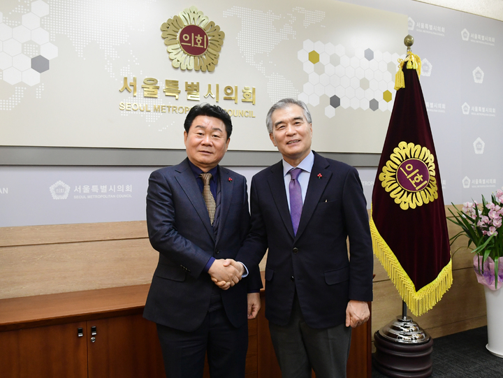 [서울=뉴시스]김현기(오른쪽) 의장과 김종구 신임 주몽골대사.(사진=서울시의회 제공) *재판매 및 DB 금지