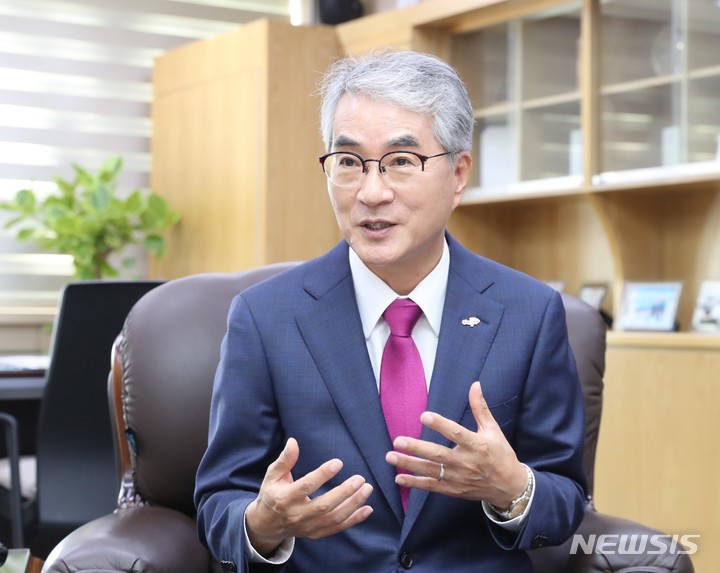 [창원=뉴시스] 홍정명 기자= 박종훈 경남도교육감이 29일 집무실에서 새해 주요 교육정책 방향 등에 대해 설명하고 있다.(사진=경남도교육청 제공) 2022.12.29. photo@newsis.com