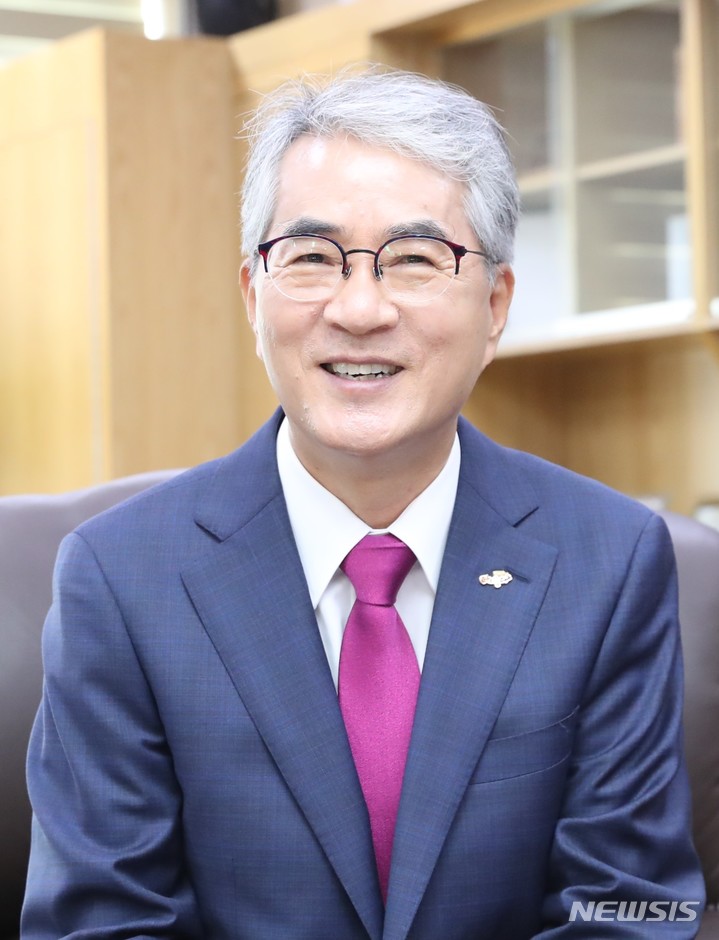 [창원=뉴시스] 홍정명 기자= 박종훈 경남도교육감이 29일 집무실에서 새해 주요 교육정책 방향 등에 대해 설명하고 있다.(사진=경남도교육청 제공) 2022.12.29. photo@newsis.com