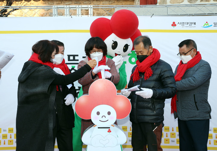 [밀양=뉴시스] 안지율 기자 = 29일 경남 밀양시 내일동 밀양관아 앞에서 열린 희망2023 나눔캠페인 순회모금에 참석한 시민들이 모금함에 기부금을 넣고 있다. (사진=밀양시 제공) 2022.12.29. photo@newsis.com *재판매 및 DB 금지