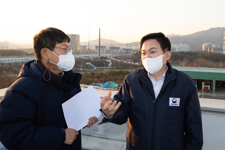 원희룡_국토부 장관이 29일 안양성남고속도로_북의왕_톨게이트를 방문해 사고 현장을 점검하고 있아.(사진 제공=국토부) *재판매 및 DB 금지