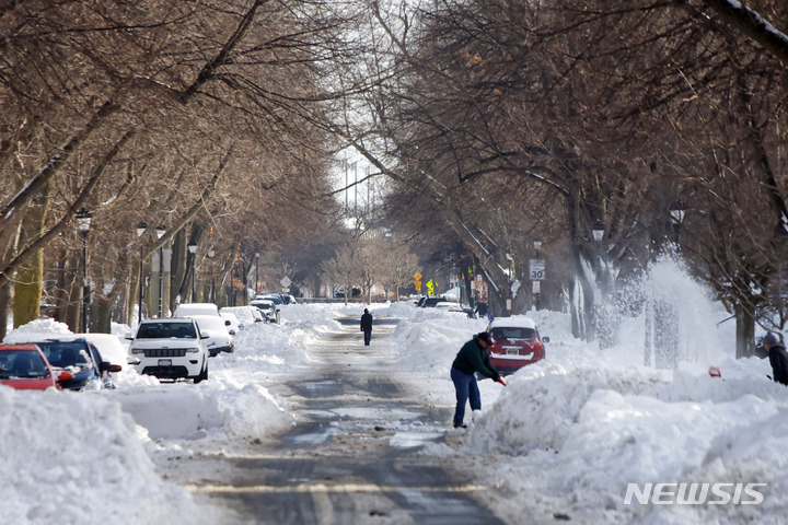 [버팔로=AP/뉴시스] 한 시민이 28일(현지시간) 뉴욕 버팔로에서 눈을 치우고 있다. 2022.12.30.