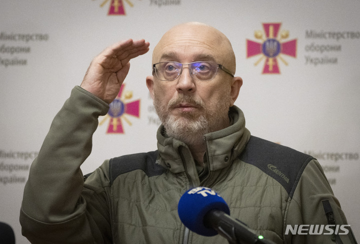 [키이우(우크라이나)=AP/뉴시스]올렉시 레즈니코프 우크라이나 국방장관이 지난해 12월28일(현지시간) 키이우에서 세바스티앙 르코르누 프랑스 국방장관과 공동 기자회견을 하고 있다. 2023.2.05.