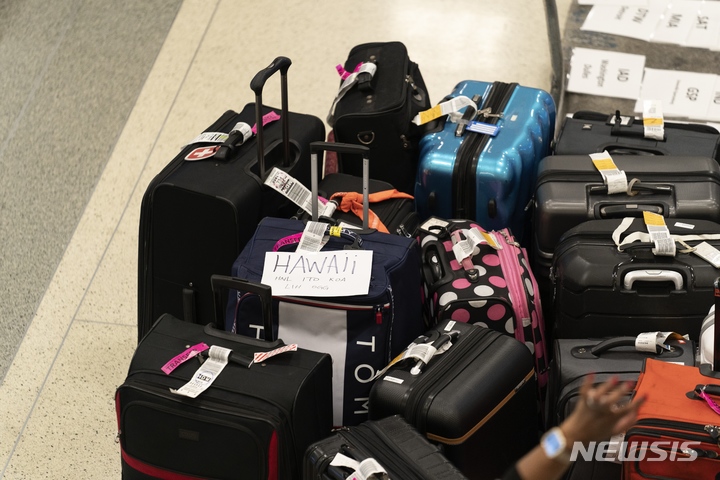 [시카고=AP/뉴시스] 28일(현지시간) 미 일리노이주 시카고의 미드웨이 국제공항 수하물 찾는 곳에 사우스웨스트 항공으로 체크인된 수많은 가방이 주인을 기다리고 있다. 2022.12.29.