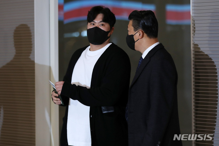 [인천공항=뉴시스] 백동현 기자 = 팔꿈치 수술 후 재활 중인 류현진(35·토론토 블루제이스)이 29일 오전 인천국제공항 제2여객터미널에서 미국으로 출국하기 전 인터뷰를 하기 위해 이동하고 있다. 2022.12.29. livertrent@newsis.com