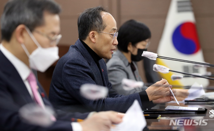 [세종=뉴시스] 강종민 기자 = 추경호 부총리 겸 기획재정부 장관이 지난 29일 세종시 정부세종청사에서 열린 비상경제장관회의에서 모두발언을 하고 있다 2022.12.29. ppkjm@newsis.com