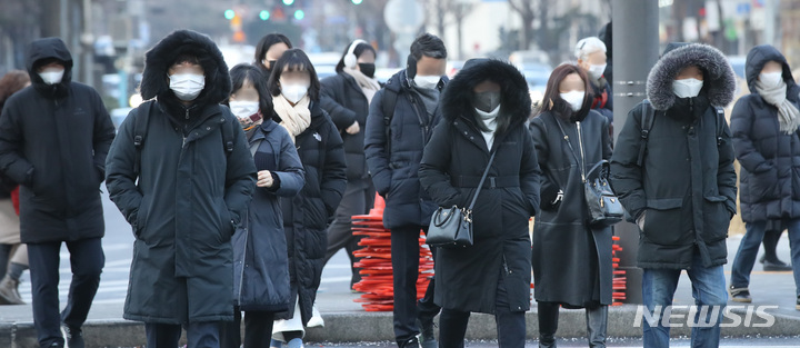 [서울=뉴시스] 지난해 12월29일 오전 서울 광화문 네거리에서 시민들이 아침 최저기온 영하 8도의 강추위에 두꺼운 옷차림을 하고 출근길 발걸음을 재촉하고 있다. (사진=뉴시스 DB). photo@newsis.com