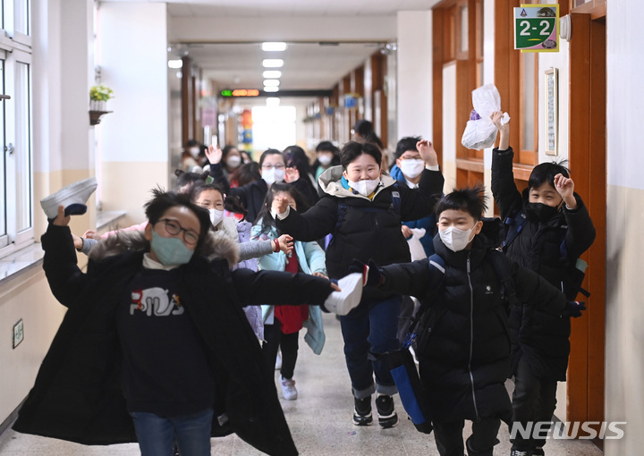 [수원=뉴시스] 김종택 기자 = 겨울방학식이 열린 29일 오전 경기도 수원시 영통구 신영초등학교에서 학생들이 밝은 표정으로 하교하고 있다. 2022.12.29. jtk@newsis.com