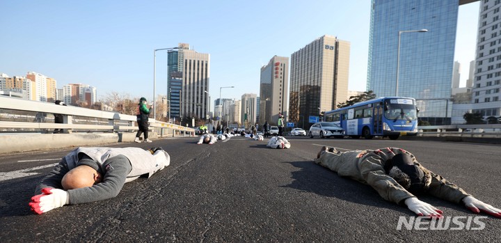 [서울=뉴시스] 김선웅 기자 = 비정규직 이제 그만 공동투쟁이 29일 서울 마포구 마포역 일대에서 출발해 국회의사당 방면으로 오체투지 행진을 하며 노조법 2·3조 개정을 촉구하고 있다. 2022.12.29. mangusta@newsis.com
