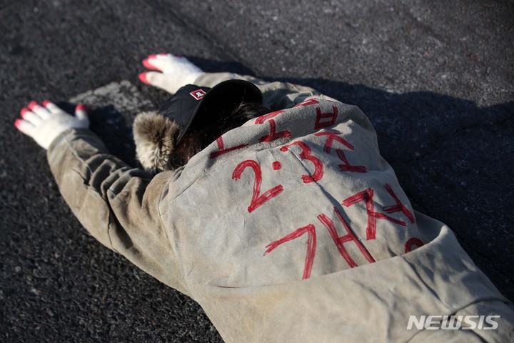 [서울=뉴시스] 김선웅 기자 = 비정규직 이제 그만 공동투쟁이 29일 서울 마포구 마포역 일대에서 출발해 국회의사당 방면으로 오체투지 행진을 하며 노조법 2·3조 개정을 촉구하고 있다. 2022.12.29. mangusta@newsis.com