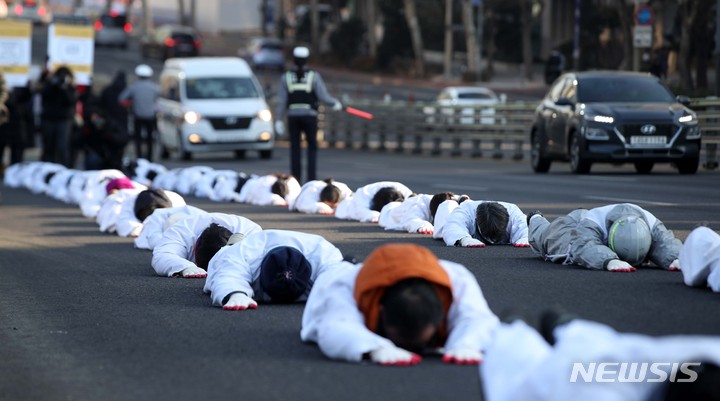 [서울=뉴시스] 김선웅 기자 = 비정규직 이제 그만 공동투쟁이 29일 서울 마포구 마포역 일대에서 출발해 국회의사당 방면으로 오체투지 행진을 하며 노조법 2·3조 개정을 촉구하고 있다. 2022.12.29. mangusta@newsis.com