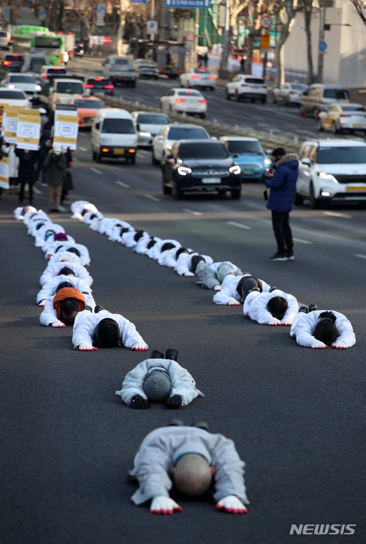 [서울=뉴시스] 김선웅 기자 = 비정규직 이제 그만 공동투쟁이 29일 서울 마포구 마포역 일대에서 출발해 국회의사당 방면으로 오체투지 행진을 하며 노조법 2·3조 개정을 촉구하고 있다. 2022.12.29. mangusta@newsis.com