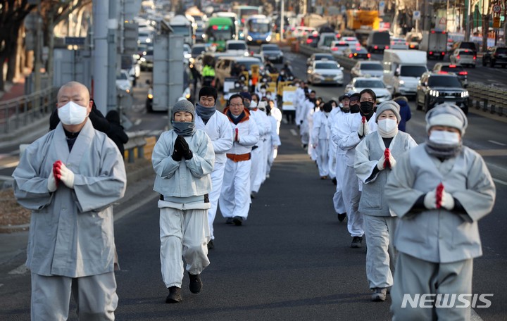 [서울=뉴시스] 김선웅 기자 = 비정규직 이제 그만 공동투쟁이 29일 서울 마포구 마포역 일대에서 출발해 국회의사당 방면으로 오체투지 행진을 하며 노조법 2·3조 개정을 촉구하고 있다. 2022.12.29. mangusta@newsis.com