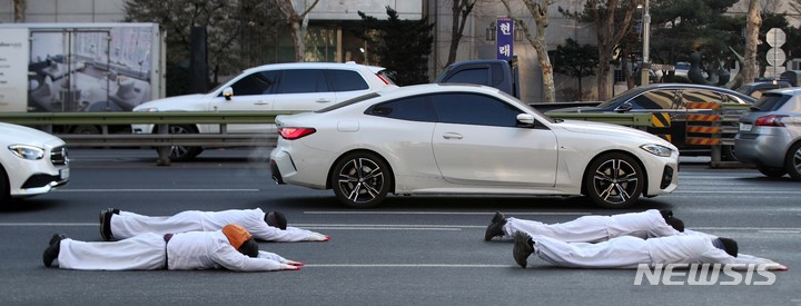 [서울=뉴시스] 김선웅 기자 = 비정규직 이제 그만 공동투쟁이 29일 서울 마포구 마포역 일대에서 출발해 국회의사당 방면으로 오체투지 행진을 하며 노조법 2·3조 개정을 촉구하고 있다. 2022.12.29. mangusta@newsis.com