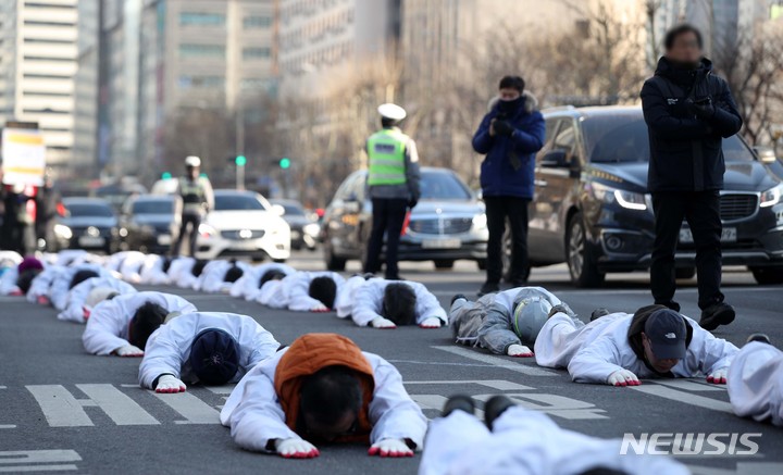 [서울=뉴시스] 김선웅 기자 = 비정규직 이제 그만 공동투쟁이 29일 서울 마포구 마포역 일대에서 출발해 국회의사당 방면으로 오체투지 행진을 하며 노조법 2·3조 개정을 촉구하고 있다. 2022.12.29. mangusta@newsis.com