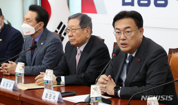 [서울=뉴시스] 이영환 기자 = 정진석 국민의힘 비상대책위원장이 29일 오전 서울 여의도 국회에서 열린 국민의힘 당 대표 및 최고위원 선출을 위한 중앙당 선거관리위원회 임명장 수여식 및 제 1차회의에 참석해 인사말을 하고 있다. 2022.12.29. 20hwan@newsis.