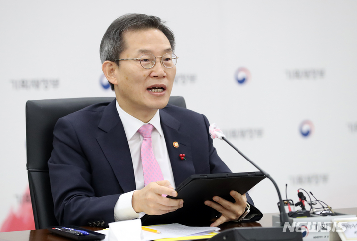 [세종=뉴시스] 강종민 기자 = 이종호 과학기술정보통신부 장관이 29일 세종시 정부세종청사에서 열린 비상경제장관회의에서 발언하고 있다. 2022.12.29. ppkjm@newsis.com