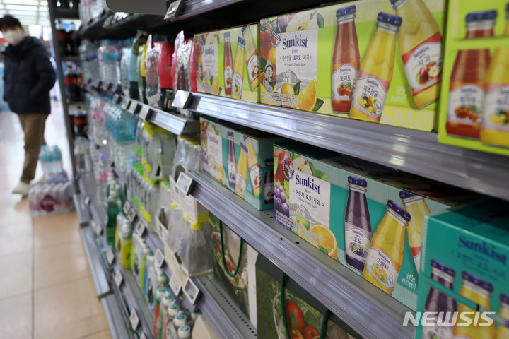 [서울=뉴시스] 백동현 기자 = 29일 오후 서울 시내 한 대형마트에 과일주스 상품이 진열돼 있다. 전날 업계에 따르면 앞서 롯데칠성음료의 '델몬트' 상품이 내년 1월 1일부터 가격 인상을 예고한데 이어 해태에이치티비의 '썬키스트 훼미리' 상품도 내년 2월 1일부터 가격을 인상한다고 밝혔다. 2022.12.29. livertrent@newsis.com