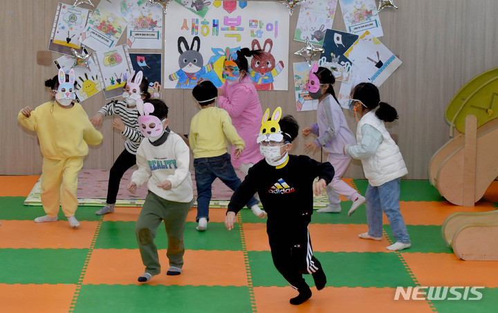 [광주=뉴시스] 변재훈 기자 = 광주 북구직장어린이집 원아들이 토끼 형상 가면을 쓰고 술래잡기 놀이를 즐기고 있다.&nbsp; 2022.12.29. wisdom21@newsis.com