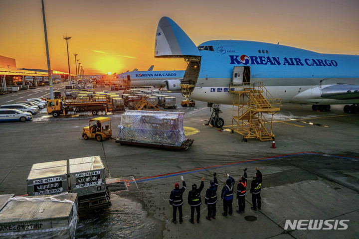 [인천공항=뉴시스] 조성우 기자 = 인천국제공항 대한항공 화물터미널에서 화물기에 화물이 주기되고 있다. (공동취재사진) 2024.04.12. photo@newsis.com