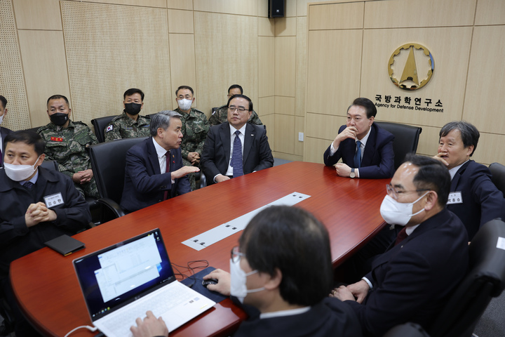 [서울=뉴시스] 윤석열 대통령이 29일 대전 유성구 국방과학연구소를 방문해 무인기 개발 현황 전반을 점검하고 있다. (사진=대통령실 제공) 2022.12.29. photo@newsis.com *재판매 및 DB 금지