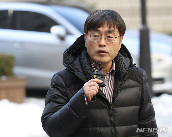 [서울=뉴시스] 김금보 기자 = 윤석열 대통령이 한동훈 법무부 장관, 김앤장 변호사들과 청담동에서 심야 술자리를 가졌다는 일명 '청담동 술자리 의혹'의 장소로 지목된 카페의 주인이 '시민언론 더탐사'를 상대로 억대 손해배상을 청구하는 소송을 낸 것으로 5일 전해졌다. 사진은 강진구 더탐사 대표가 지난해 12월29일 오후 서울 서초구 서울중앙지법에서 열린 구속 전 피의자 심문 출석에 앞서 기자회견을 하는 모습. 2022.12.29. kgb@newsis.com