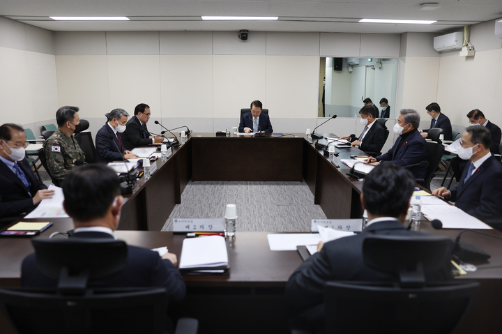 [서울=뉴시스] 윤석열 대통령이 29일 서울 용산 대통령실 청사 국가위기관리센터에서 북한 무인기 영공 침범 관련 국가안전보장회의(NSC) 상임위원회에 임석해 있다. (사진=대통령실 제공) 2022.12.29. photo@newsis.com *재판매 및 DB 금지