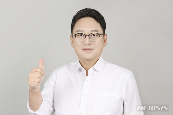 [서울=뉴시스]제52대 대한변호사협회 회장 선거에 출마한 기호 1번 김영훈 후보자. (사진=김영훈 후보자 캠프) 2022.12.30. photo@newsis.com 