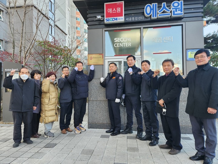 [진주=뉴시스]진주소방서, 고층건축물 화재안전 우수건물 선정 현판 수여. *재판매 및 DB 금지