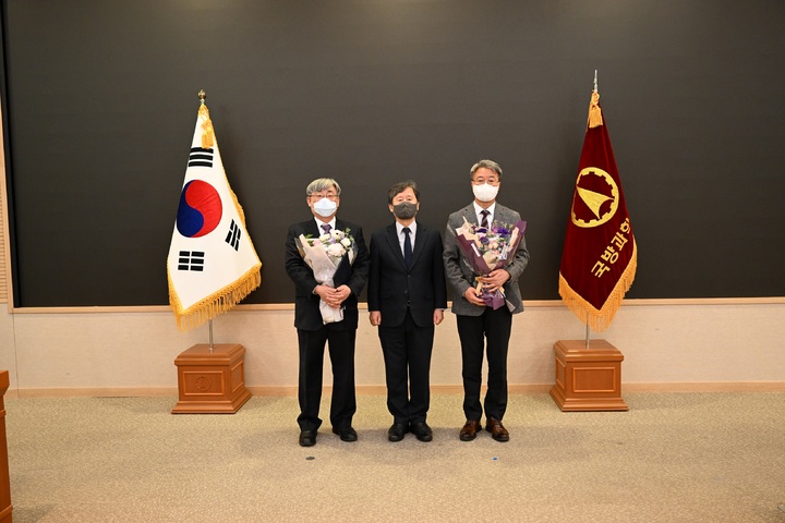 [서울=뉴시스] 30일 올해의 ADD인 상을 수상한 정성태 수석(왼쪽부터), 박종승 ADD 소장, 손권 수석이 기념촬영을 하고 있다. (사진=국방과학연구소) 2022.12.30. photo@newsis.com *재판매 및 DB 금지