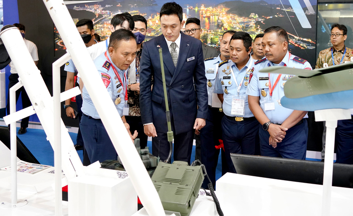 [서울=뉴시스] 지난달 초 인도네시아 자카르타에서 열린 방위산업 전시회 '인도 디펜스 2022' 행사에서 인도네시아 군 관계자가 LIG넥스원의 통신장비를 살펴보고 있다. (사진=LIG넥스원 제공) 2022.12.30 photo@newsis.com *재판매 및 DB 금지
