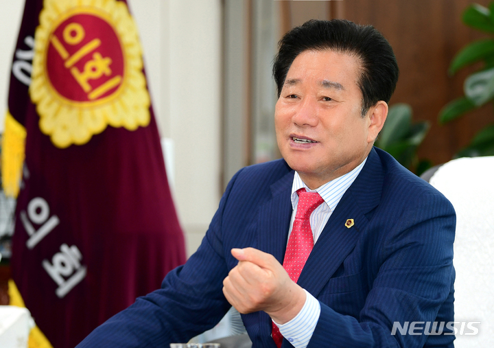 [창원=뉴시스] 홍정명 기자= 경남도의회 김진부 의장이 30일 집무실에서 새해 의정활동 방향 등에 대해 설명하고 있다.(사진=경남도의회 제공) 2022.12.30. photo@newsis.com