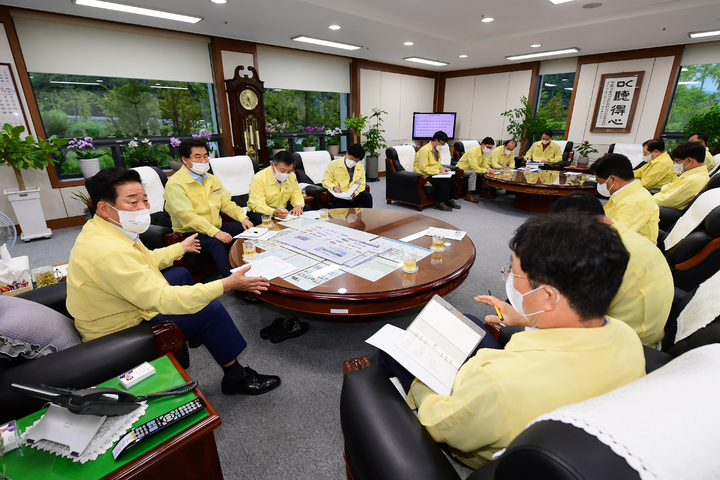 [창원=뉴시스] 홍정명 기자= 경남도의회 김진부(맨 왼쪽) 의장이 지난 9월 5일 의장실에서 태풍 '힌남노' 북상 관련 긴급대책회의를 주재하고 있다.(사진=경남도의회 제공)2022.12.30. photo@newsis.com *재판매 및 DB 금지