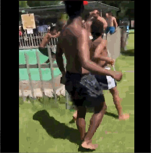 [서울=뉴시스] 남아공의 한 휴양지 수영장에서 백인 남성들이 10대 흑인 청소년을 폭행했다. 해당 백인 남성들은 수영장이 '백인 전용'이라고 주장한 이후 반발한 흑인 청소년들을 폭행했다&nbsp; (사진출처: EWN 트위터 영상 캡처) 2022.12.30. *재판매 및 DB 금지