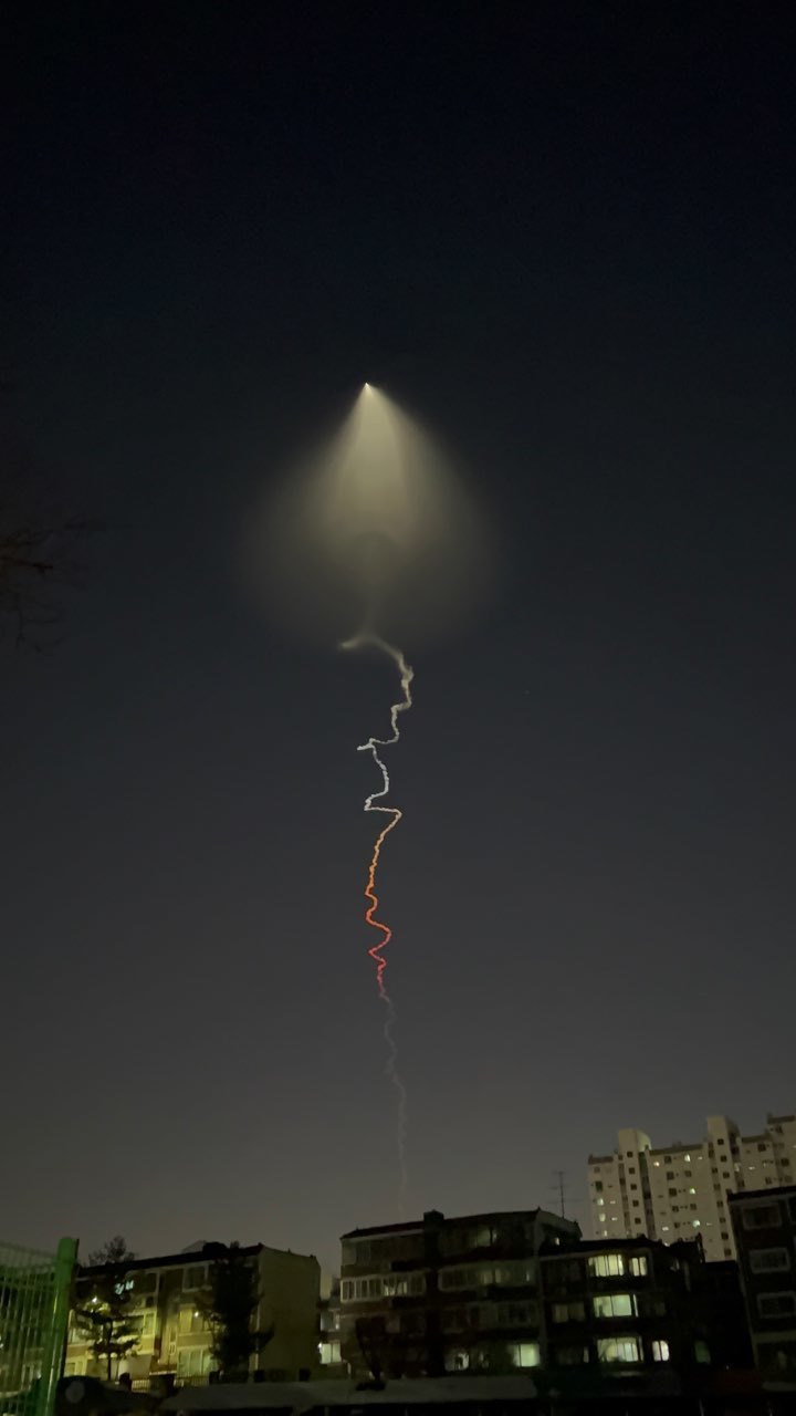 [수원=뉴시스] 30일 서울과 경기, 인천, 강원 등 전국 각지에서 미확인비행물체(UFO)가 목격된 가운데 해당 비행체는 연기를 내며 하늘 위로 올라간 것으로 전해졌다. 국방부는 이날 오후 6시 50분께 고체 추진 우주발사체 시험비행에 성공했다고 밝혔다. 사진은 수원시에서 목격된 발사체 모습. (사진=독자 제공) 2022.12.30. photo@newsis.com *재판매 및 DB 금지