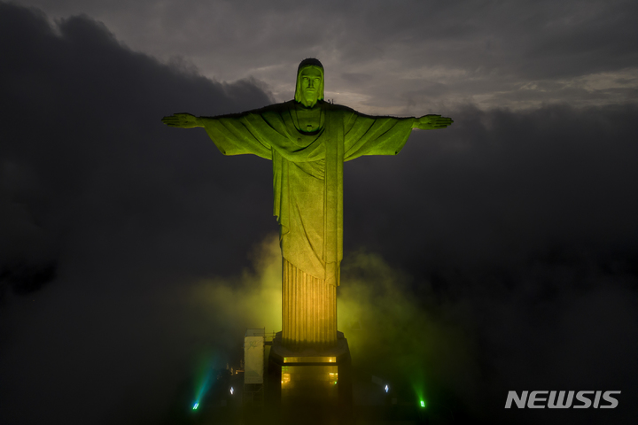 [리우데자네이루( 브라질)= AP/뉴시스] 펠레 별세로 29일(현지시간)부터 브라질 국기 색 조명을 한 리우의 예수상. 펠레는 이 날 82세를 일기로 상파울루의 병원에서 세상을 떠났다.  