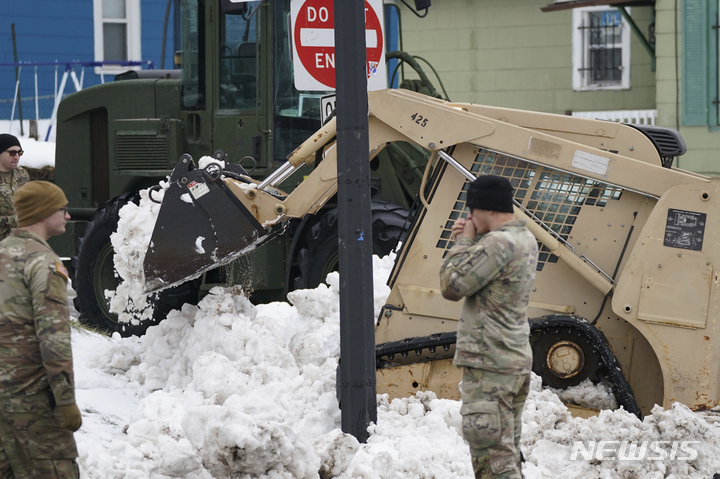 [버팔로=AP/뉴시스] 29일(현지시간) 미 뉴욕주 버팔로에서 국가방위군 대원들이 장비를 동원해 눈을 치우고 있다. 40여 년만의 최악의 눈 폭풍이 지나간 후 주민들은 제설 작업을 이어가고 있다. 2022.12.30.