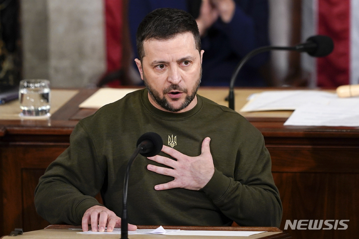 [워싱턴DC=AP/뉴시스]지난 21일(현지시) 볼로디미르 젤렌스키 우크라이나 대통령은 미국 워싱턴DC 의회의사당에서 연설하고 있다. 2022.12.31.