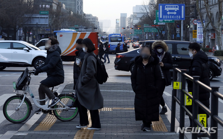 [서울=뉴시스] 고승민 기자 = 서울 광화문 사거리에서 직장인들이 출근하고 있다. 2022.12.30. kkssmm99@newsis.com