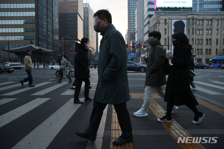 [서울=뉴시스] 고승민 기자 = 서울 광화문 사거리에서 직장인들이 출근하고 있다. 2022.12.30. kkssmm99@newsis.com