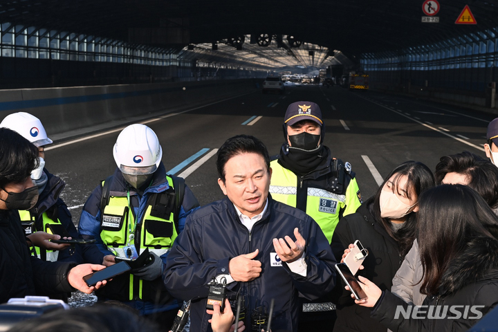 [과천=뉴시스] 김종택 기자 = 원희룡 국토교통부 장관이 30일 오전 경기 과천시 제2경인고속도로 북의왕IC 인근 방음터널 화재현장을 찾아 발언하고 있다. 2022.12.30. jtk@newsis.com