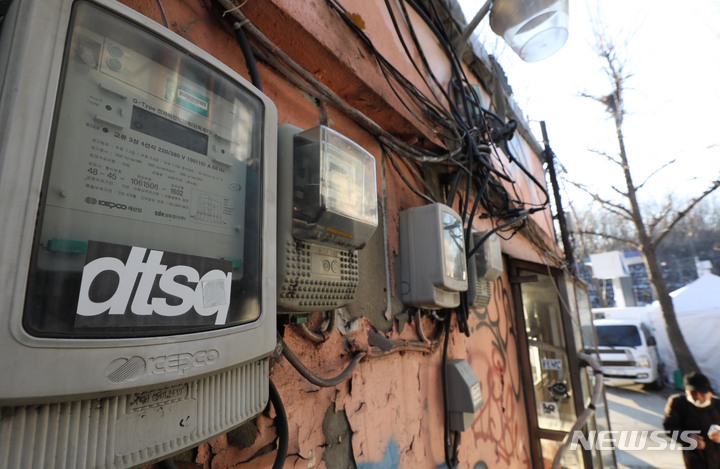 [서울=뉴시스] 조수정 기자 = 서울 시내 한 건물 전기 계량기. 2022.12.30. chocrystal@newsis.com