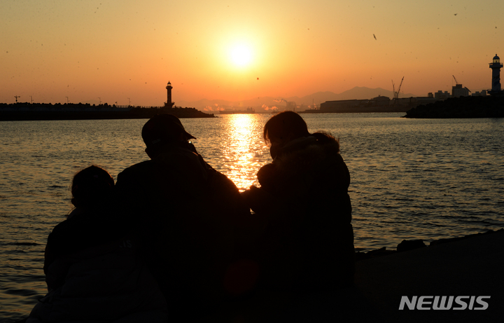 [울산=뉴시스] 배병수 기자 = 임인년(壬寅年) 한해가 저물어가고 있다. 황금빛 태양은 어둠을 밀어내고 새 희망을 품은 대지를 밝게 비추고 있는 산업수도 울산도 올 한해 어려웠던 경제, 안개 낀 정국 등에서 하루빨리 벗어나 계묘년 새해엔 ‘재도약하는 울산'이 되길 기원한다. 지난달 30일 오후 울산 동구 슬도 등대에서 시민들이 2022년 임인년 한해를 마무리하는 일몰을 감상하고 있다. 2022.12.30. bbs@newsis.com.