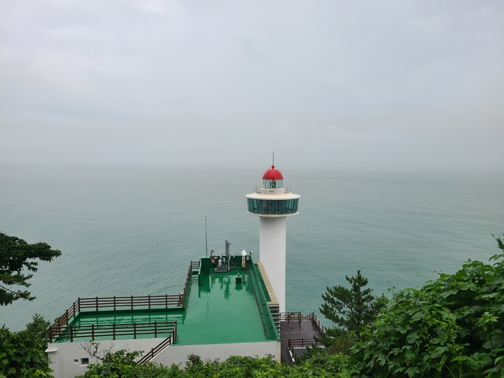 [부산=뉴시스] 육지쪽에서 바라본 영도등대. 불빛은 40km까지 닿는다. 맑은 날에는 멀리 대마도가 보인다.(사진=영도항로표지관리소 제공) *재판매 및 DB 금지