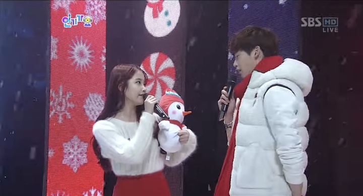 [서울=뉴시스] SBS TV '인기가요' 공동 MC 시절 아이유, 이종석. 2022.12.31. (사진 = 유튜브 캡처) photo@newsis.com *재판매 및 DB 금지