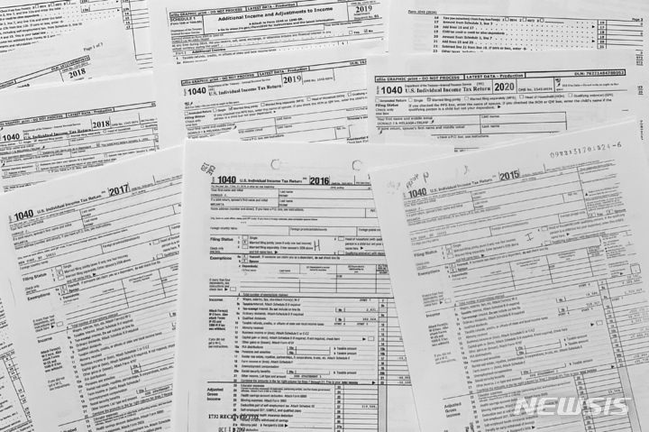 [워싱턴=AP/뉴시스]미 전문가들은 도널드 트럼프 미 대통령이 미 국세청(IRS)에 대해 제기한 소송이 대통령에게 면책특권을 부여하며 해결된 방식은 매우 이례적이라며, 대통령에 제공되는 보호 범위가 너무 광범위해 세금 제도의 공정성에 대한 신뢰를 약화시킬 수 있다고 경고했다. 사진은 2022년 12월 하원 세입위원회가 공개한 트럼프 대통령과 멜라니아 트럼프 여사의 2015~2020년 세금 신고서 사본. 2026.05.22.