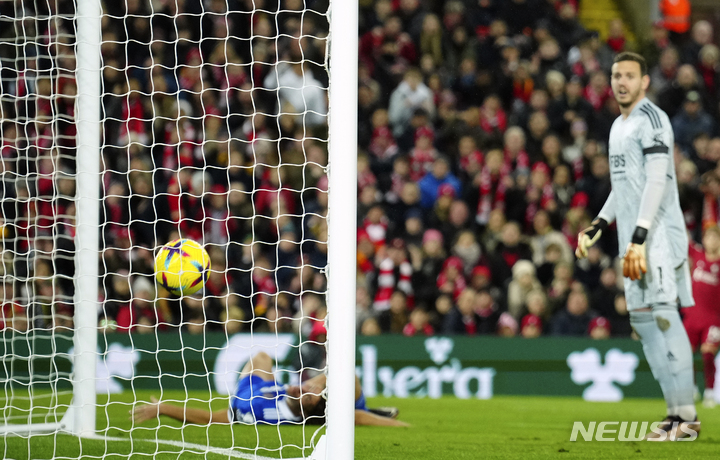 [리버풀=AP/뉴시스] 레스터 시티 수비수 바우트 파스(왼쪽)가 31일(한국시간) 영국 리버풀 안필드에서 열린 리버풀과 2022~23 EPL 원정경기에서 전반 38분 자책골을 기록한 뒤 쓰러지고 있다. 2022.12.31.