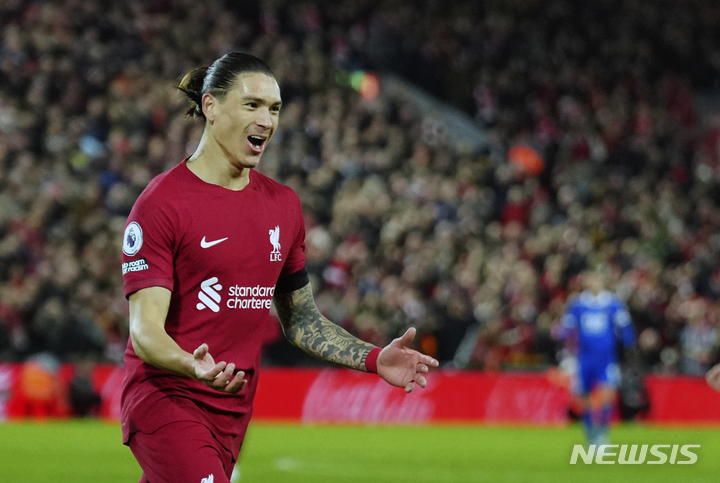 [리버풀=AP/뉴시스] 리버풀의 다르윈 누녜즈가 31일(한국시간) 영국 리버풀 안필드에서 열린 레스터 시티와 2022~23 EPL 홈경기에서 전반 45분 바우트 파스의 자책골이 나온 뒤 기뻐하고 있다. 2022.12.31.