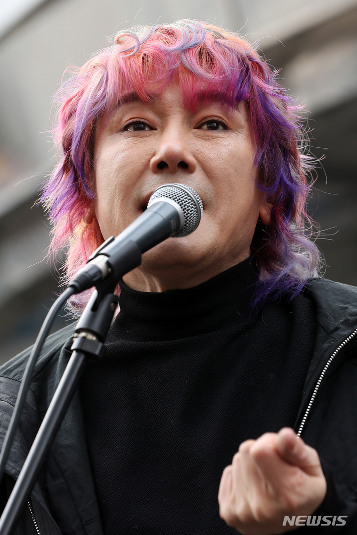 [서울=뉴시스] 백동현 기자 = 가수 김장훈이 31일 오후 서울 중구 명동역 앞에서 열린 '구세군 자선냄비 1일 산타 기부콘서트'에서 모금 활동을 하고 있다. 2022.12.31. livertrent@newsis.com