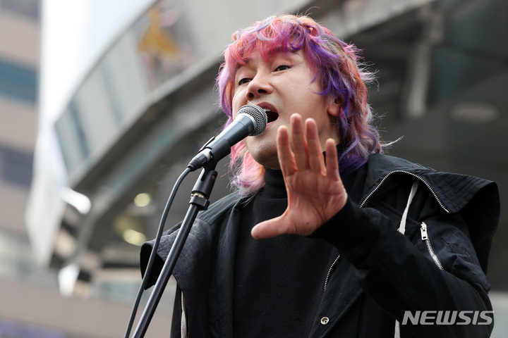 [서울=뉴시스] 백동현 기자 = 가수 김장훈이 31일 오후 서울 중구 명동역 앞에서 열린 '구세군 자선냄비 1일 산타 기부콘서트'에서 모금 활동을 하고 있다. 2022.12.31. livertrent@newsis.com